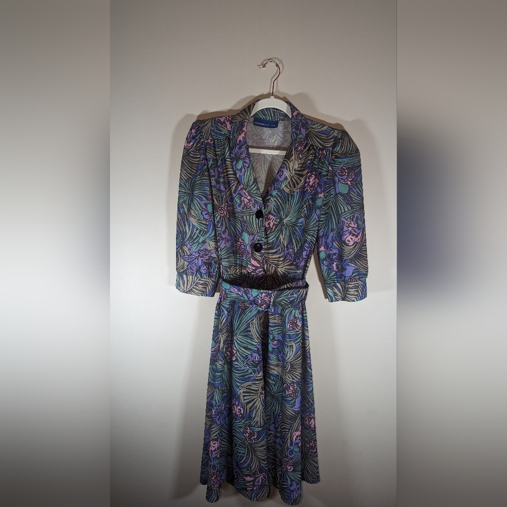 Vintage floral collared long sleeve button up dress with matching belt